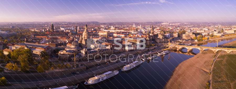 Dresden - Panorama vom Königsufer mit Silhouette der Altstadt