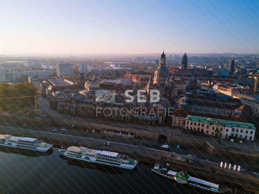 Dresden - Königsufer mit Silhouette der Altstadt