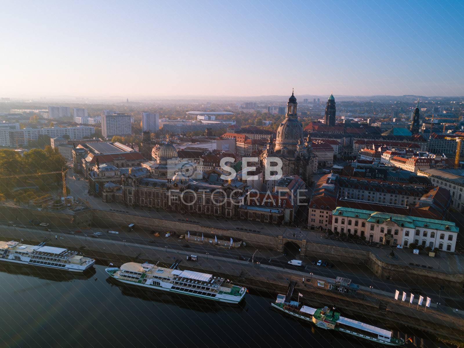 Dresden - Königsufer mit Silhouette der Altstadt