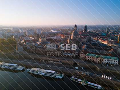 Dresden - Königsufer mit Silhouette der Altstadt
