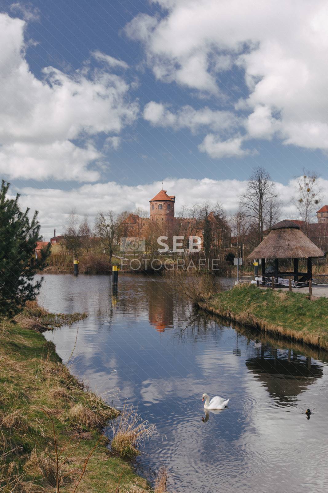Blick zur Burg von der Fußgängerbrücke am Restaurant
