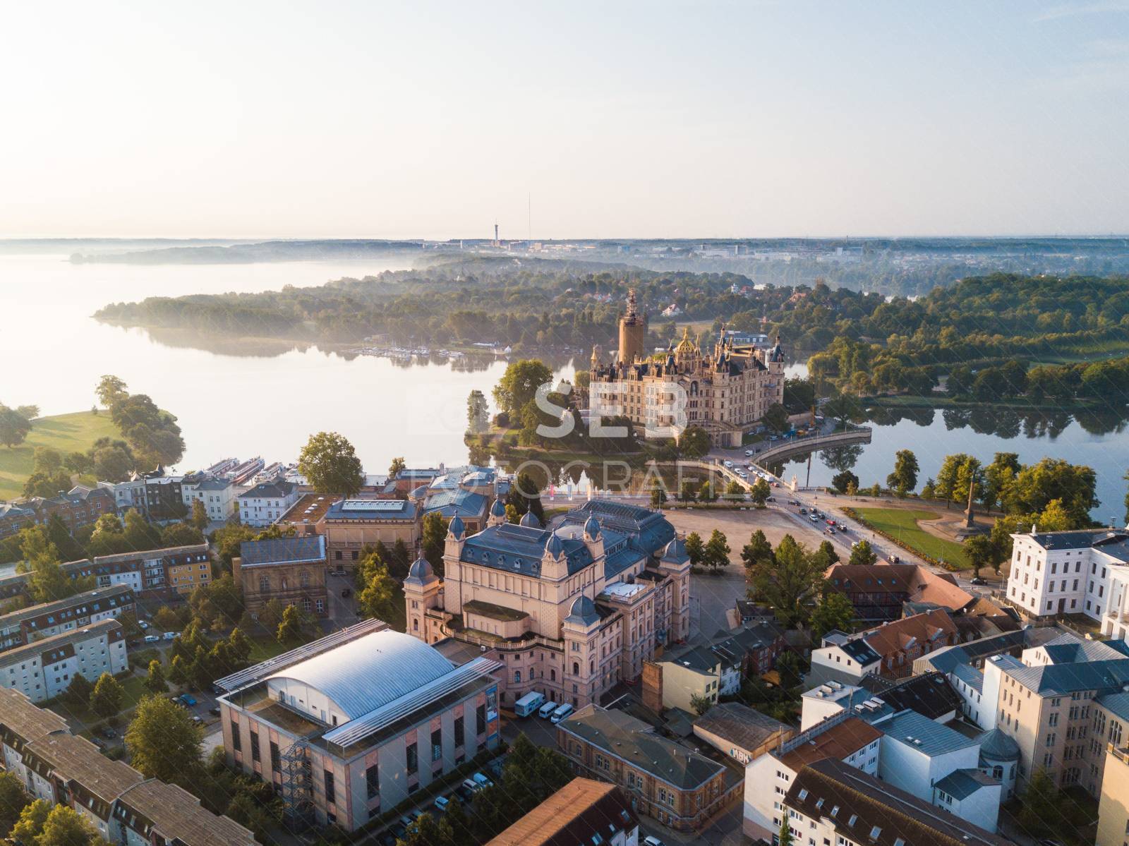 Blick zum Schweriner Schloss und Staatlichen Theater