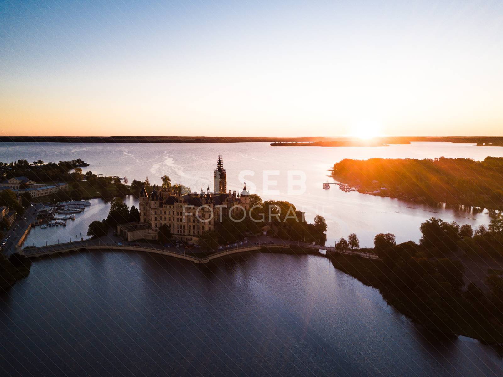 Schweriner Schloss bei Sonnenaufgang