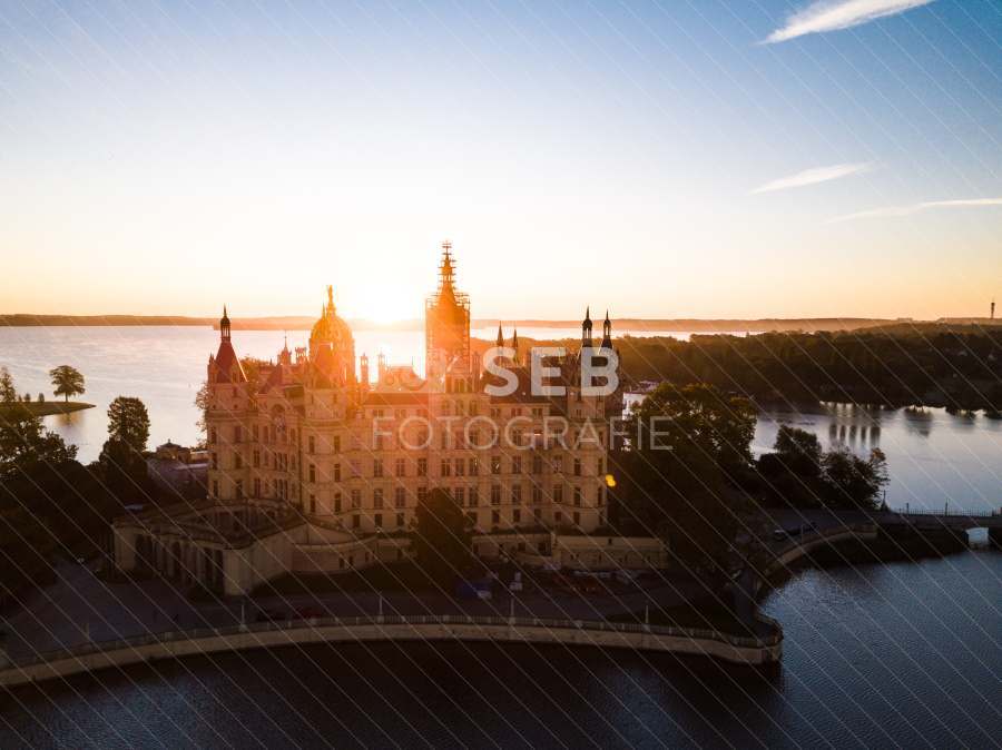 Schweriner Schloss bei Sonnenaufgang