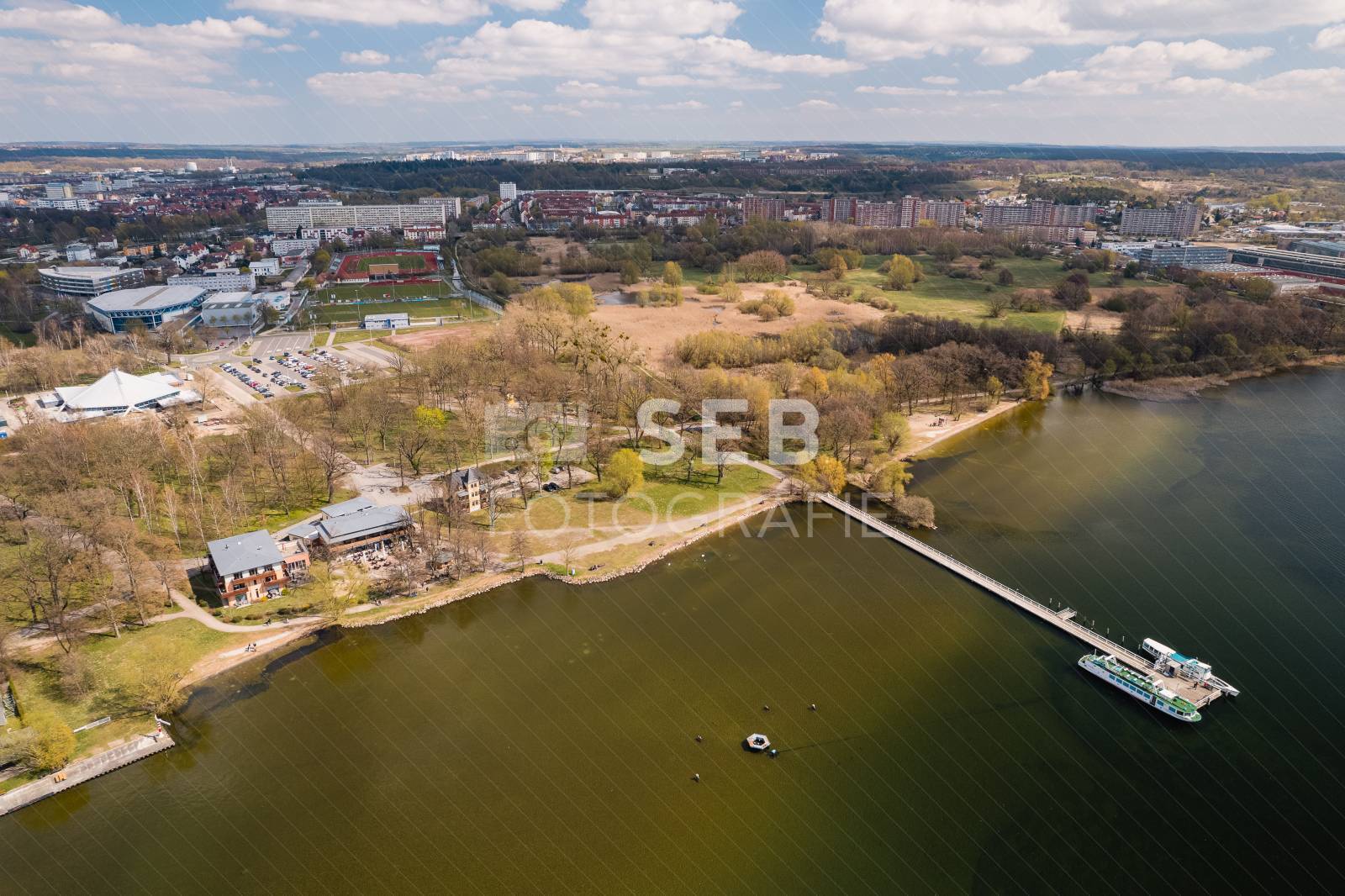 Fahrgastschiffe und Badehaus