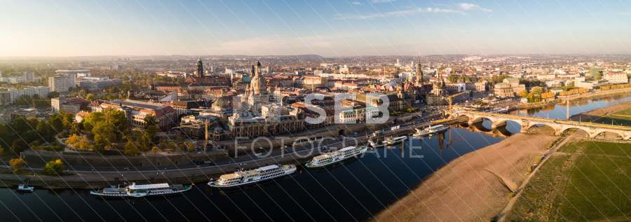 Dresden - Panorama vom Königsufer mit Silhouette der Altstadt