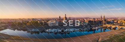 Dresden - Panorama vom Königsufer mit Silhouette der Altstadt