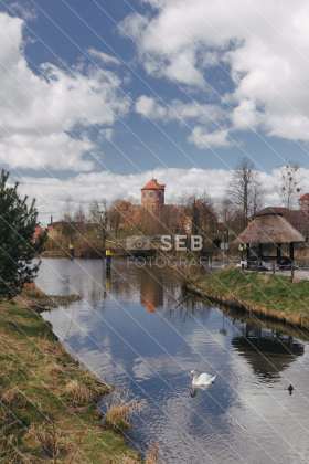 Blick zur Burg von der Fußgängerbrücke am Restaurant