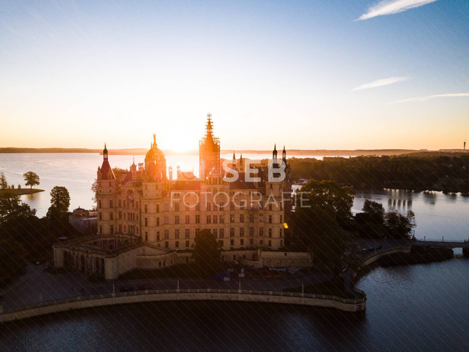 Schweriner Schloss bei Sonnenaufgang