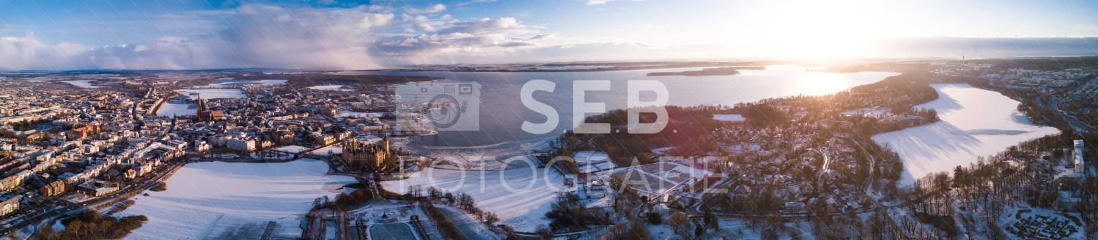 Schweriner Schloss bei Frost