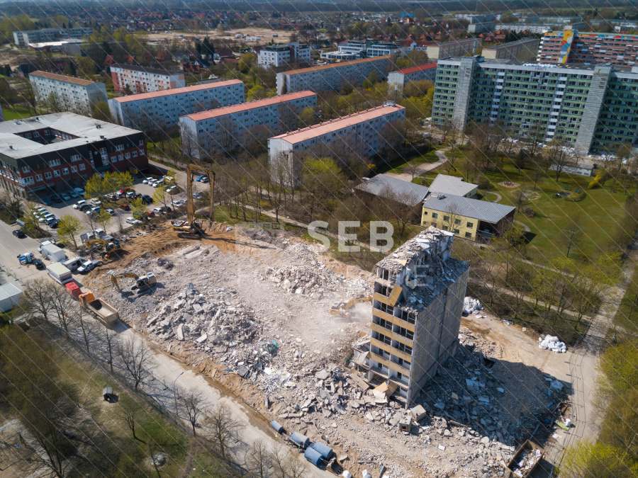 Abriss eines Plattenbaus in Schwerin Lankow