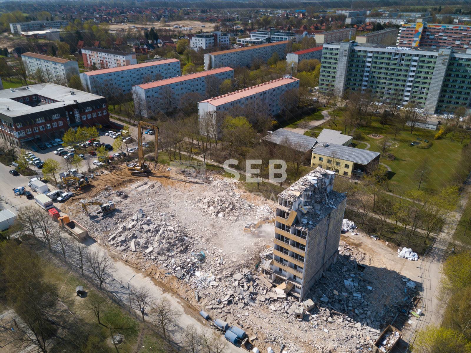 Abriss eines Plattenbaus in Schwerin Lankow