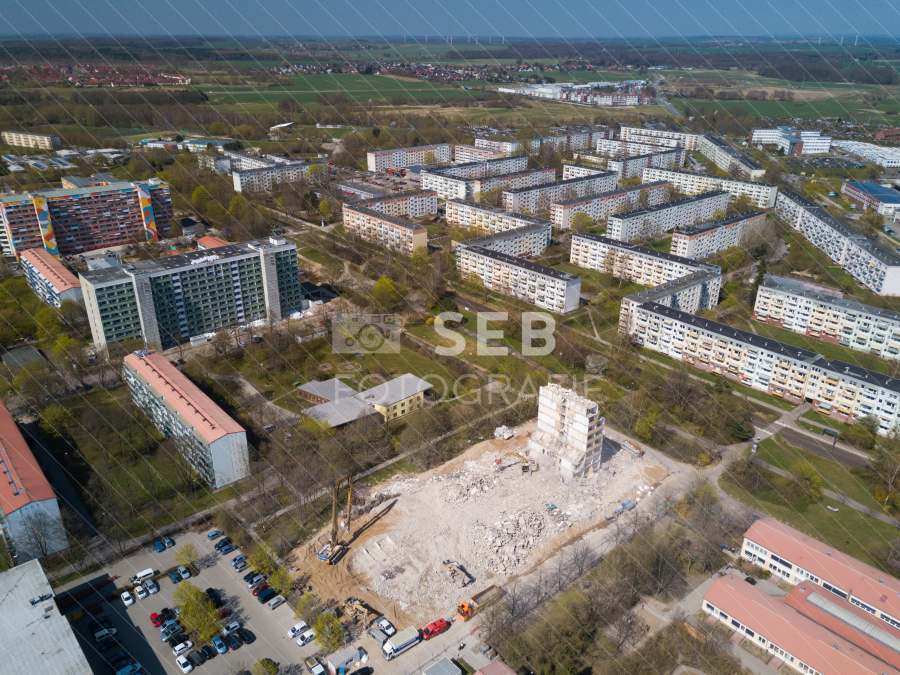 Abriss eines Plattenbaus in Schwerin Lankow