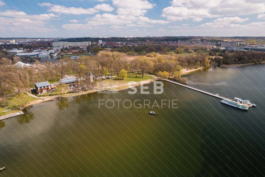 Badehaus und Fahrgastschiffe